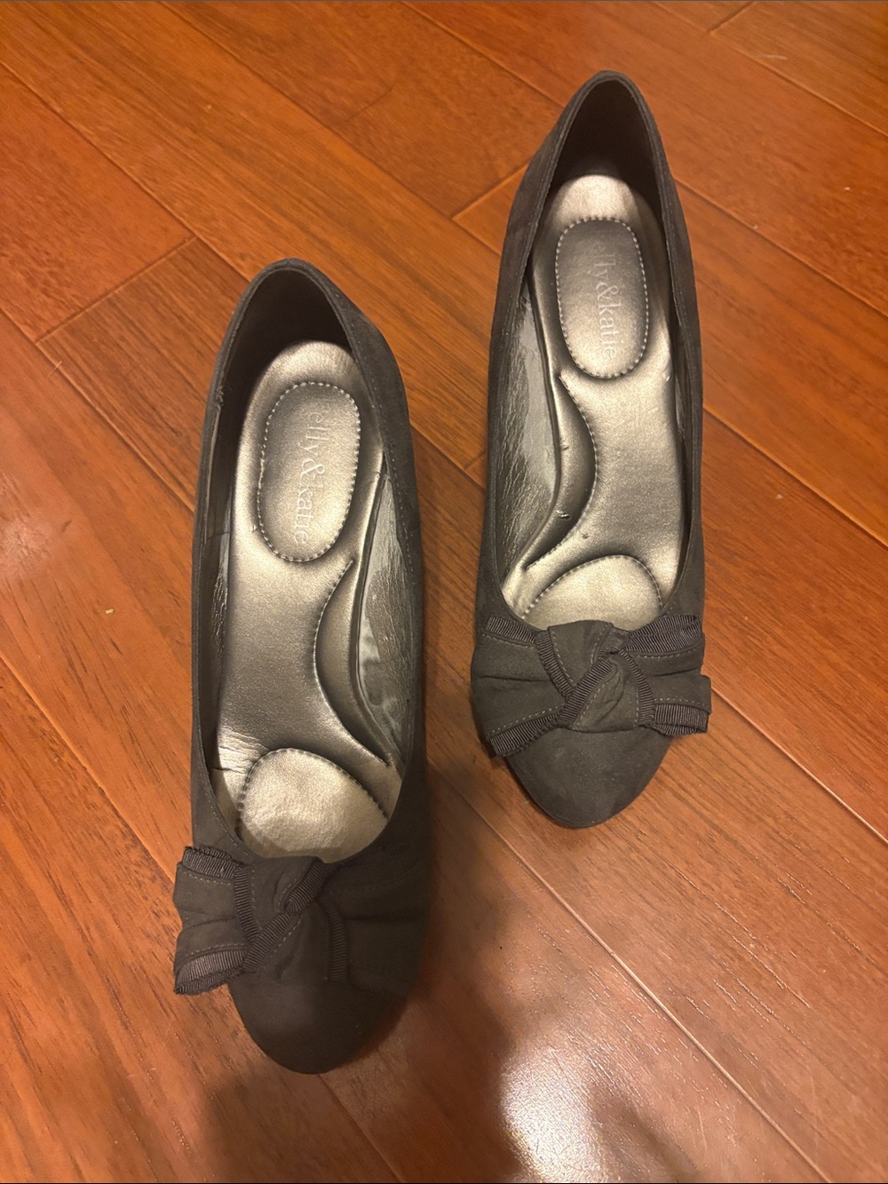 Kelly & Katie Gray Bow-Accent Womens Pumps in Size 7  1/2